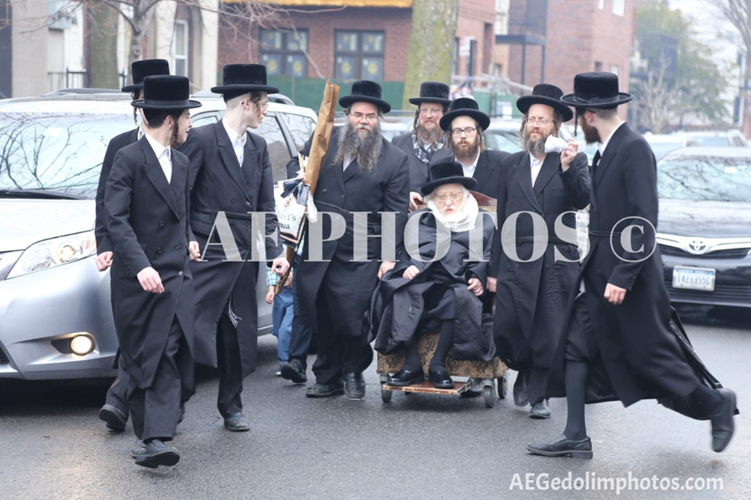 Rachamsrivka Rebbe going to burn Chametz 2018