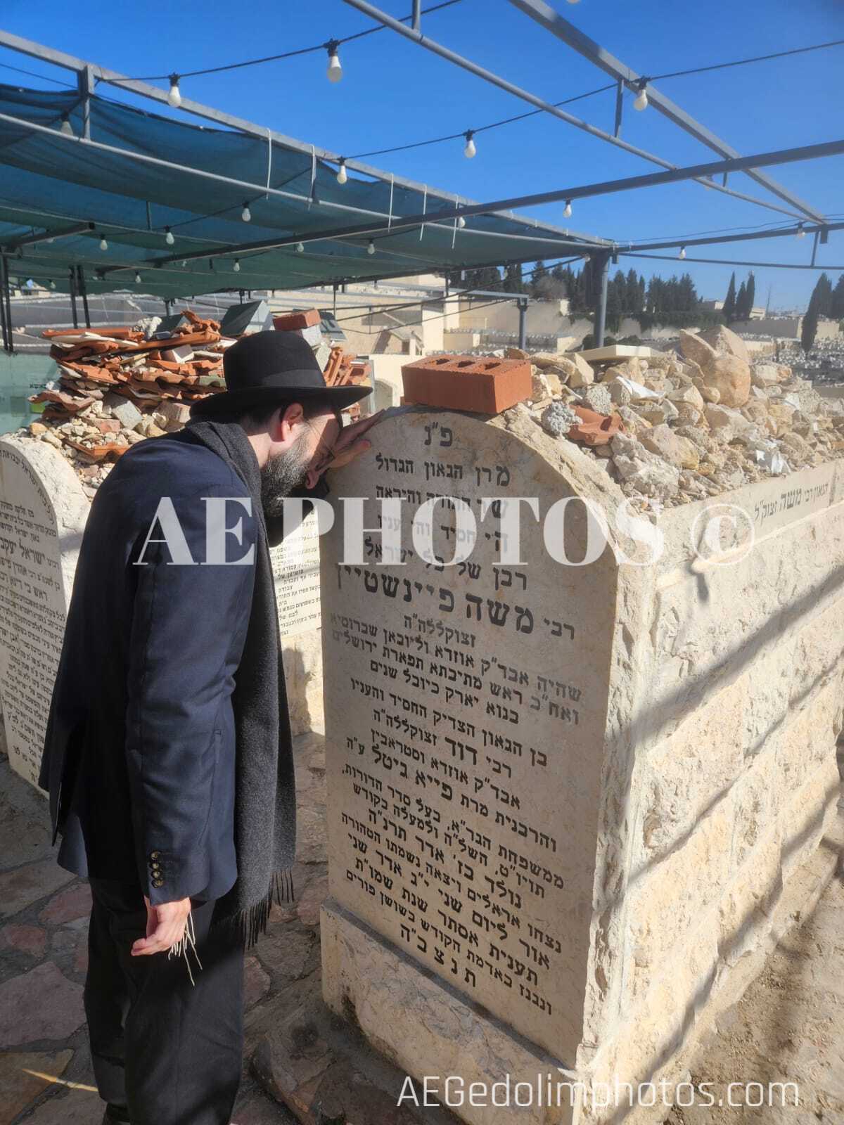 Rav Shrage Kallus at the Kever of Rav Moshe
