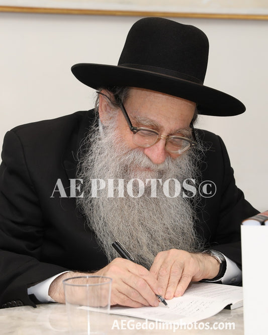 Rav Yerucham Olshin writing chiddushei Torah