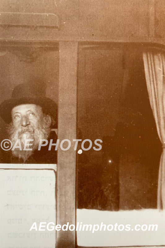 Rav Chaim Ozer on a train